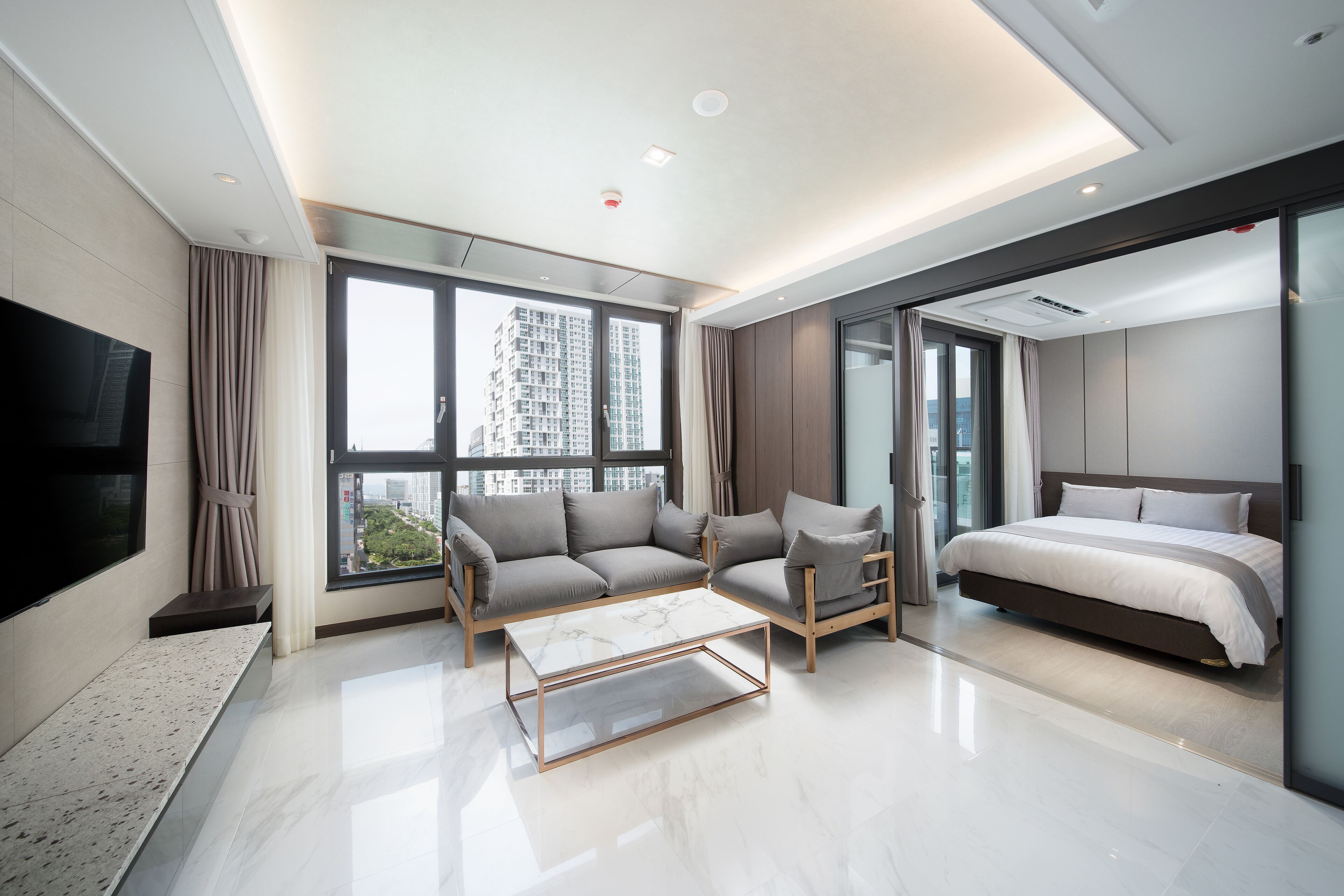 1 bedroom, in-room safe, blackout curtains, soundproofing