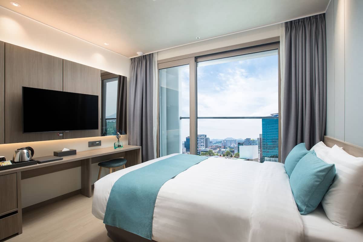 In-room safe, blackout curtains, soundproofing
