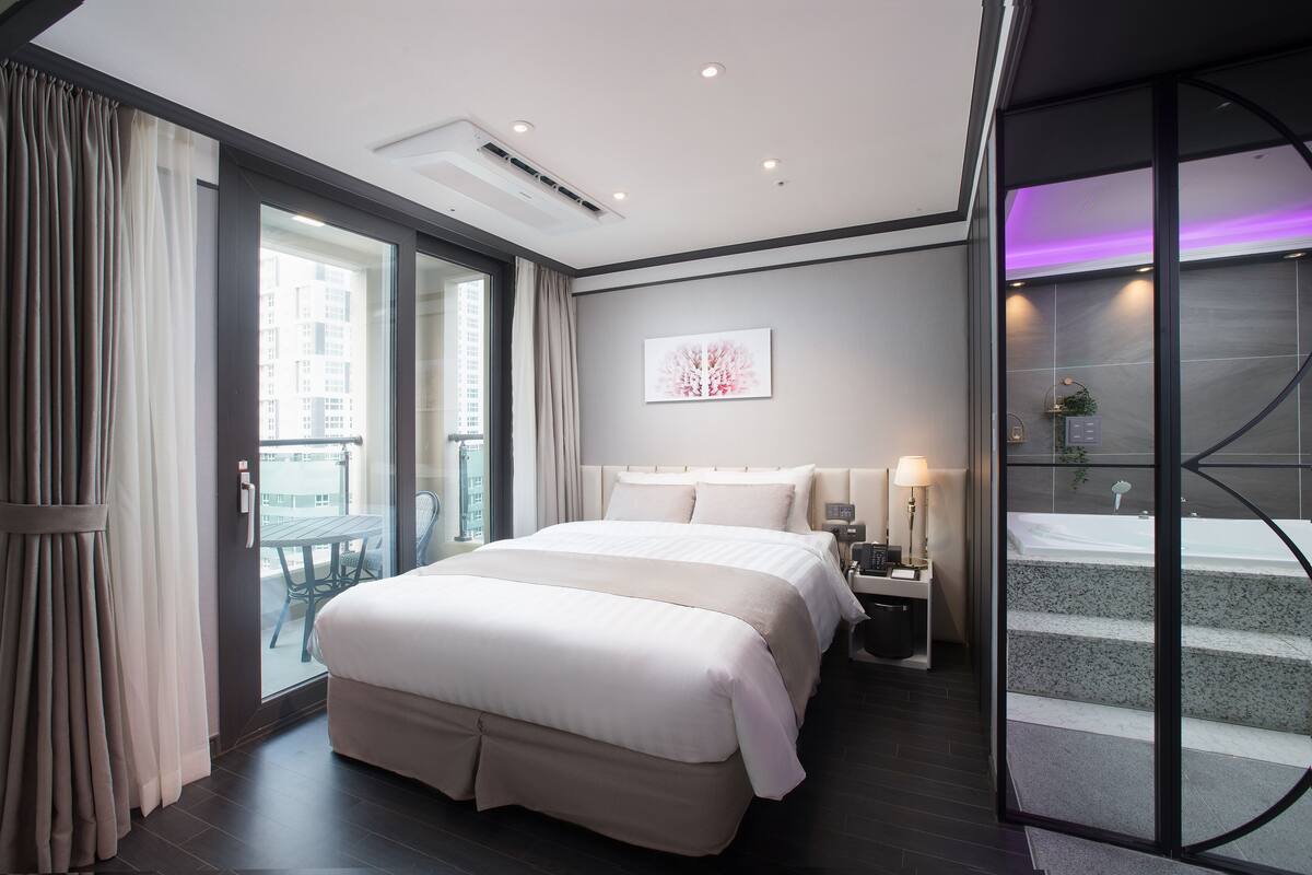 In-room safe, blackout curtains, soundproofing