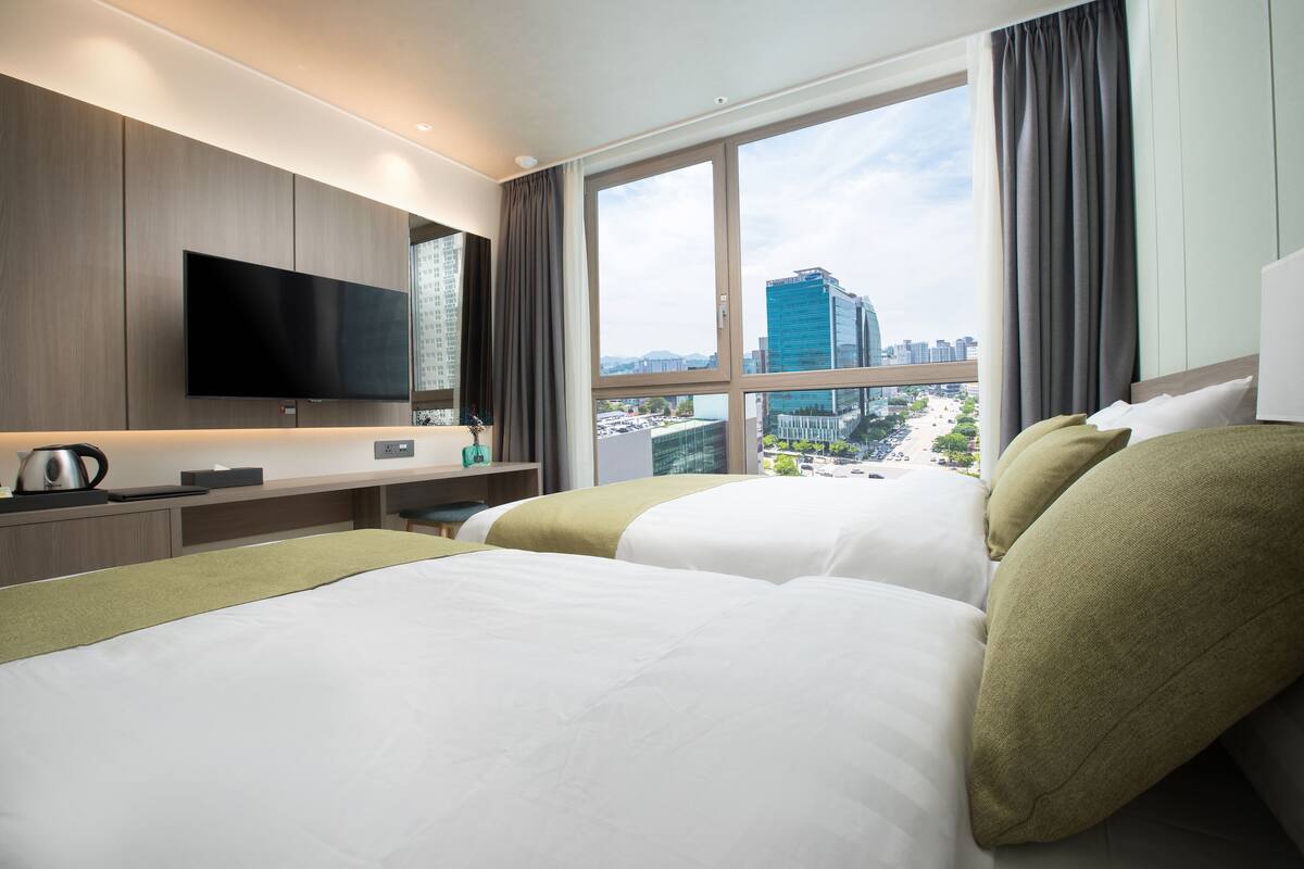 In-room safe, blackout curtains, soundproofing