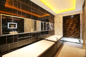 Semi Suite (Karaoke) - On site payment for more than 2 people | Salle de bain
