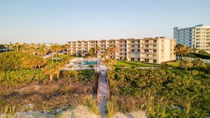 Un hôtel à étages, doté d’une piscine et d’un chemin menant à la piscine.