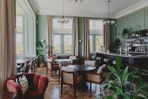 Bar (on property) - Queen s Hotel (Portsmouth)