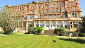 A large, historic hotel with multiple stories, a grand entrance, and a well-maintained lawn. - Queen s Hotel (Portsmouth)