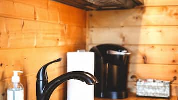 Kaffe-/temaskine, køleskab, mikrobølgeovn, kogeplade
