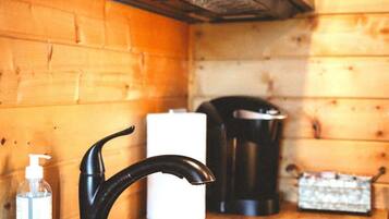 Refrigerador, microondas, placa de cocina, cafetera/tetera