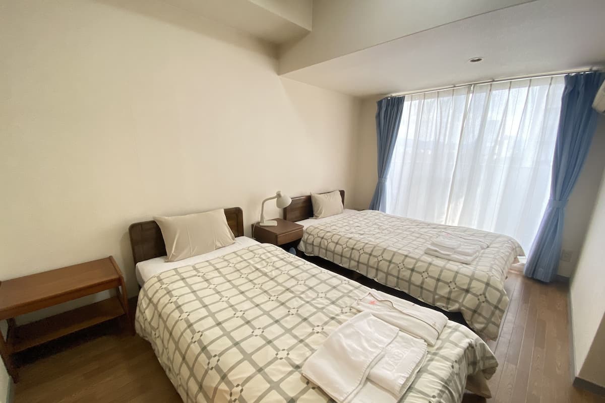 Habitación con 2 camas individuales, para fumadores | Tabla de planchar con plancha, wifi gratis y ropa de cama