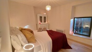 4 bedrooms, desk, iron/ironing board, free WiFi
