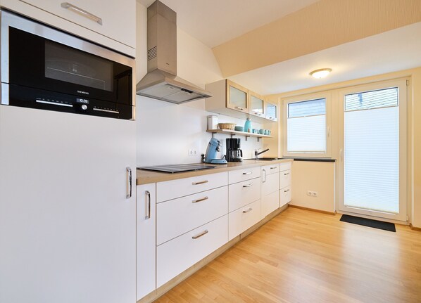 Jääkaappi, mikroaaltouuni, astianpesukone, kahvin-/teenkeitin