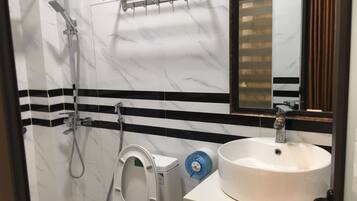 Shower, hydromassage showerhead, free toiletries, hair dryer
