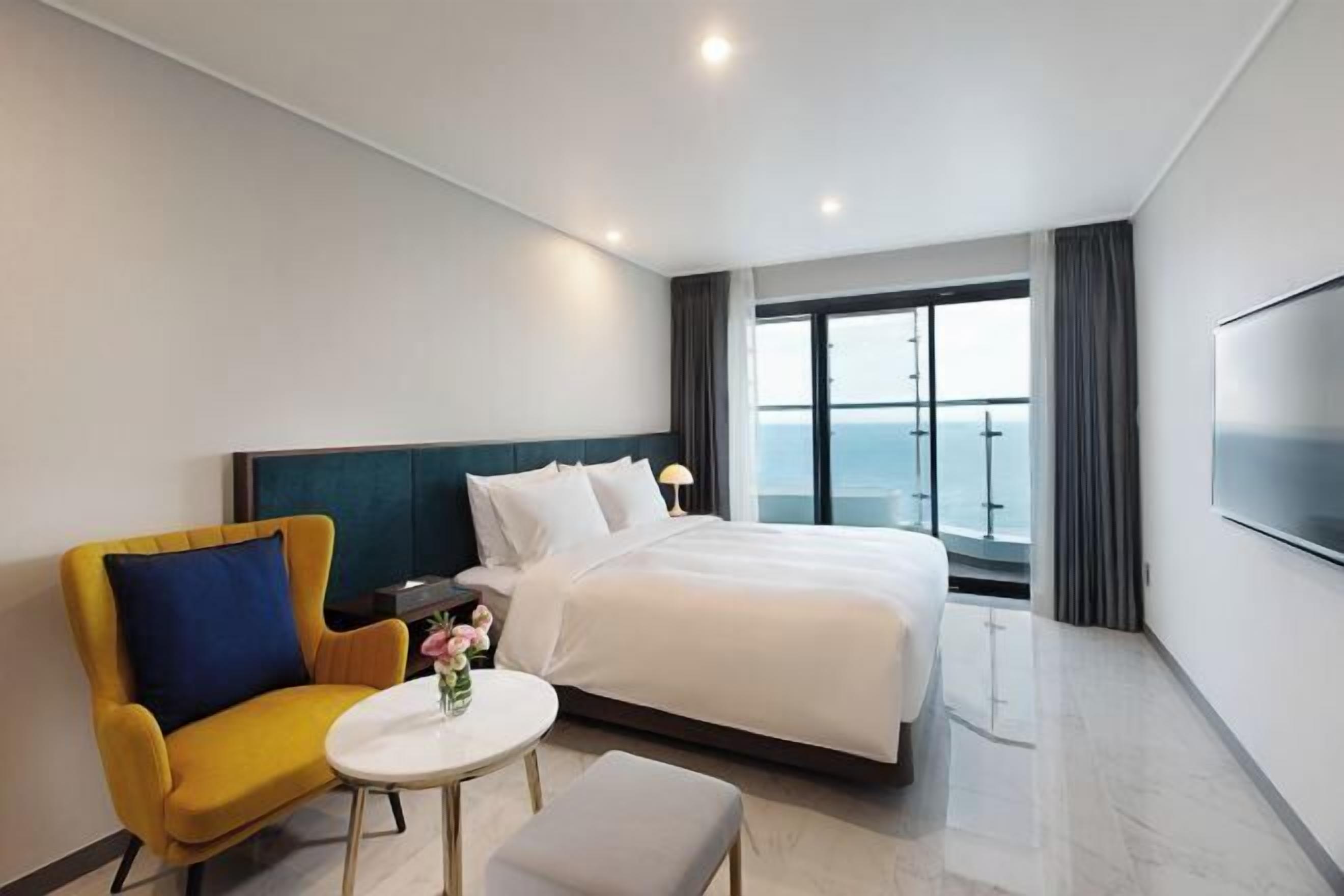 Individually decorated, individually furnished, soundproofing, free WiFi