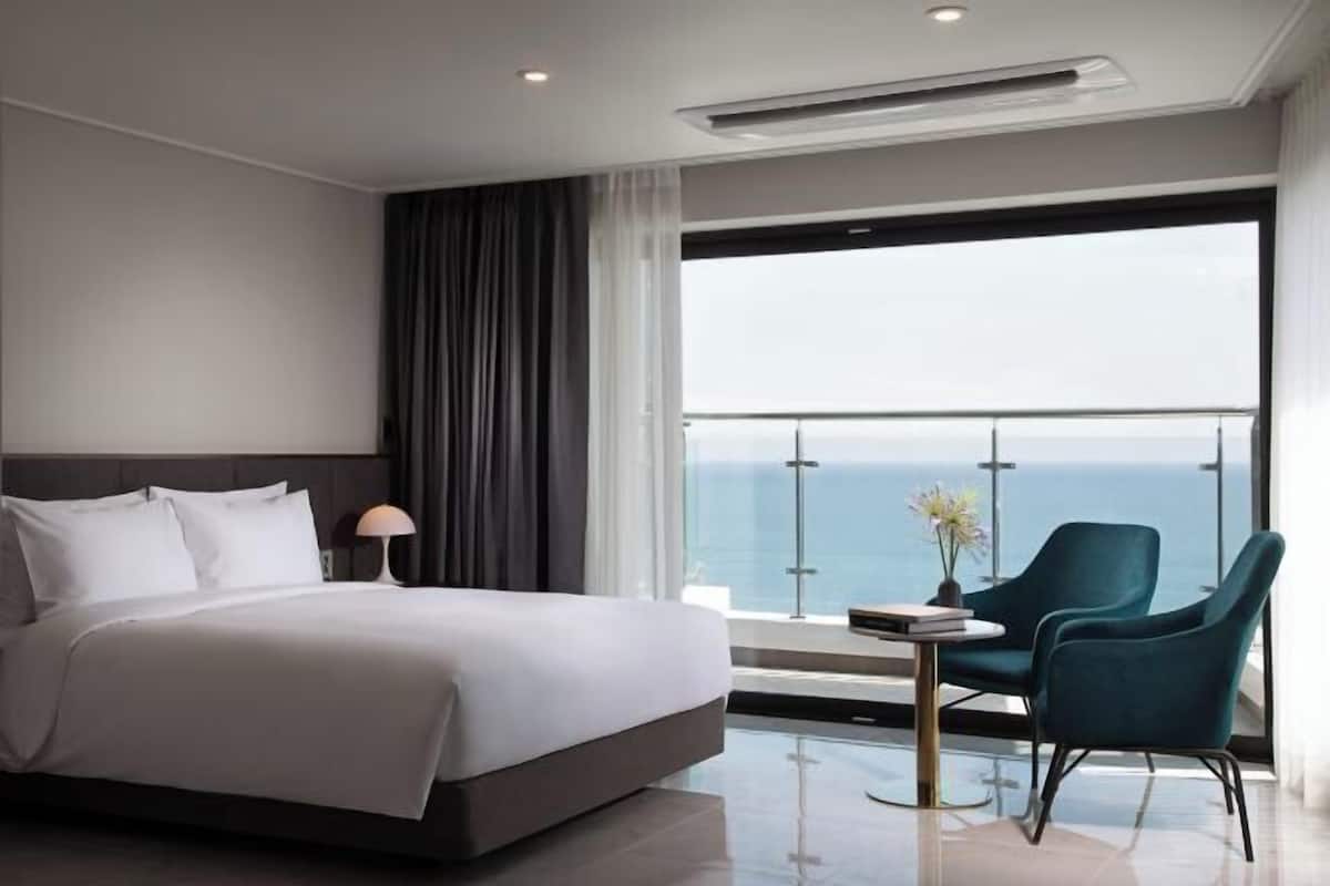 Individually decorated, individually furnished, soundproofing, free WiFi