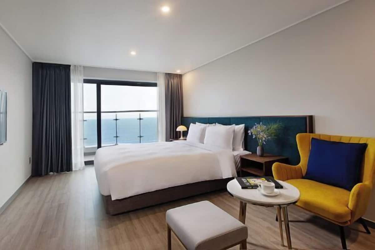 Individually decorated, individually furnished, soundproofing, free WiFi