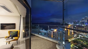 A modern room with a large window overlooking a cityscape at night. - Busan Yeongmu Parade Hotel Haeundae Beach (Busan)