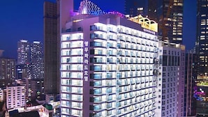 A high-rise hotel with multiple floors, large windows, and a modern architectural design. - Busan Yeongmu Parade Hotel Haeundae Beach (Busan)