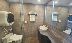 Kostenlose Toilettenartikel, Haartrockner, BademĂ€ntel, HandtĂŒcher