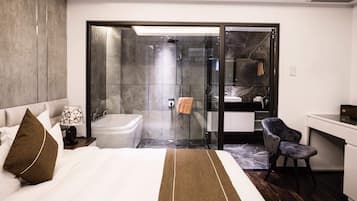 Phòng Suite Junior | Minibar, bàn, khu vực làm việc phù hợp cho laptop, phòng cách âm