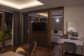 Suite – junior | Oppholdsrom | En 43-tommers smart-TV med kabel-kanaler samt TV