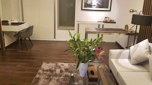 Una sala moderna con un sofá, una mesita de centro y una zona de escritorio.