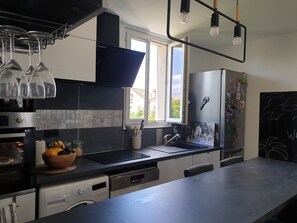 Réfrigérateur, micro-ondes, four, plaque de cuisson