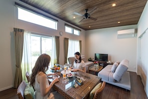 Living area - BEVERLY HILLS VILLA Miyakojima Resort (Miyakojima)
