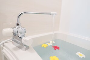 Kombinert dusj/badekar, toalettartikler (inkludert), hårføner og tøfler