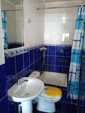 Superior-Dreibettzimmer | Badezimmer | Dusche, Handtücher