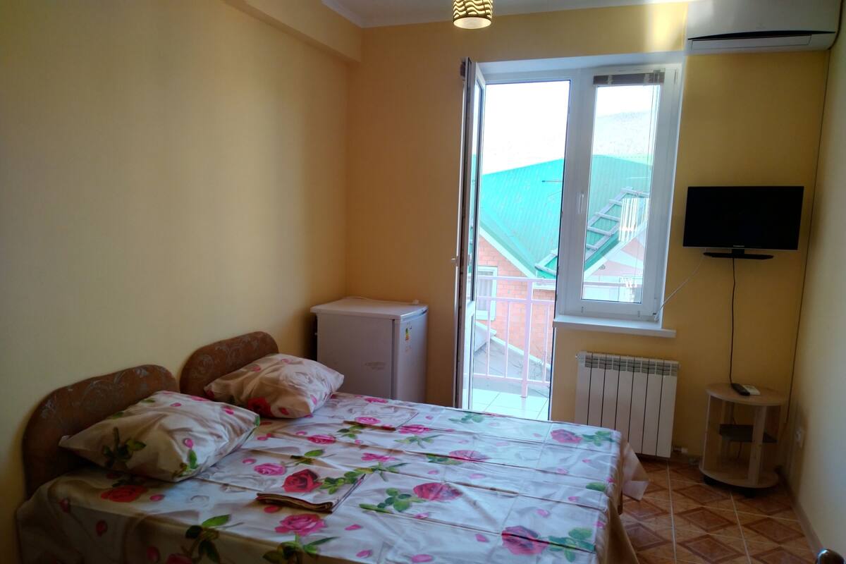 Habitación básica con 1 cama matrimonial o 2 individuales | Tabla de planchar con plancha y ropa de cama