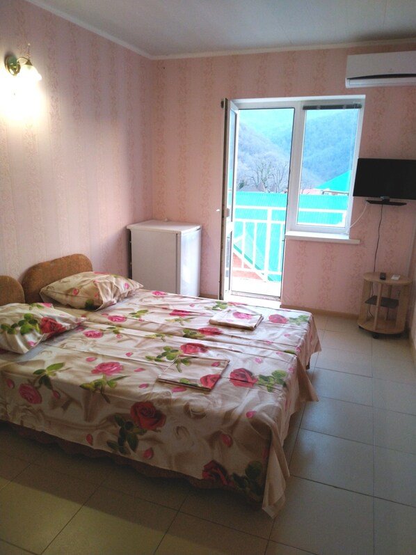 Basic Double or Twin Room | Iron/ironing board, bed sheets - Dom Na Gorke (Sochi)