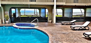 Een buitenzwembad, een verwarmd zwembad