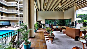 Outdoor pool, a heated pool - Contemporary Downtown Condo AC Pool (Kailua-Kona)