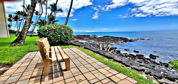Property grounds - Contemporary Downtown Condo AC Pool (Kailua-Kona)