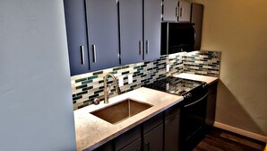 Coffee/tea maker, fridge, microwave, oven - Contemporary Downtown Condo AC Pool (Kailua-Kona)