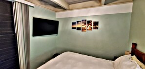 1 bedroom, desk, iron/ironing board, free WiFi - Contemporary Downtown Condo AC Pool (Kailua-Kona)