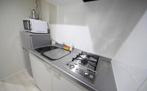 Apartment | Private kitchen | Fridge, microwave, stovetop, electric kettle - Sorapia Tokyo (Tokyo)