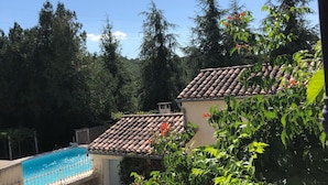 Et boligområde med swimmingpool, flis tag og frodig beplantning.
