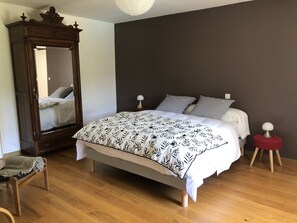 2 chambres, fer et planche à repasser, Wi-Fi, draps fournis