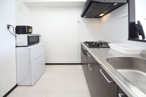Apartamento, 1 quarto | Cozinha americana privada | Geladeira, micro-ondas, cooktop, chaleira elétrica