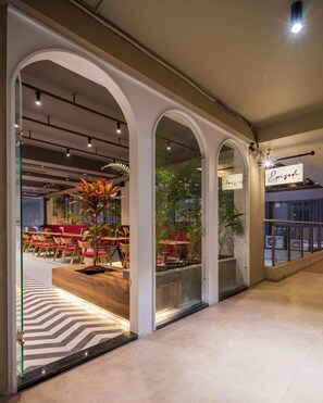 Café - Hotel Vivianna (Surat)