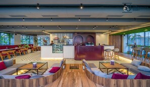 Cafe - Hotel Vivianna (Surat)