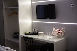 Egyptian cotton sheets, premium bedding, down duvets, pillow-top beds - Holygold Suite (Trinitapoli)