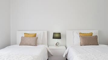 2 dormitorios, tabla de planchar con plancha, cuna de viaje