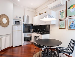 Frigorífico, microondas, horno y cafetera o tetera