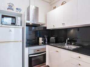 Frigorífico, microondas, horno y cafetera o tetera