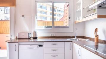 Een koelkast, een microgolfoven, een oven