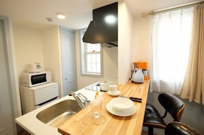 Apartamento, 1 quarto, para não fumantes | Cozinha americana privada | Geladeira, micro-ondas, cooktop, cafeteira/chaleira