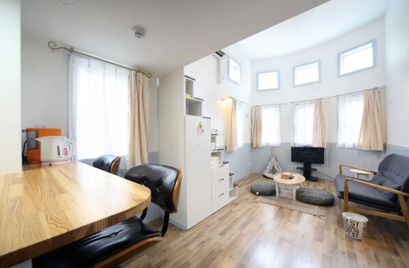 Apartamento, 1 quarto, para não fumantes | Sala de estar | TV de tela plana