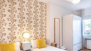 2 slaapkamers, een strijkplank/strijkijzer, internet, beddengoed