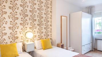 2 slaapkamers, een strijkplank/strijkijzer, internet, beddengoed