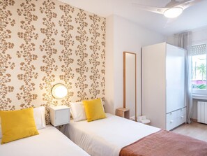 2 bedrooms, iron/ironing board, internet, bed sheets